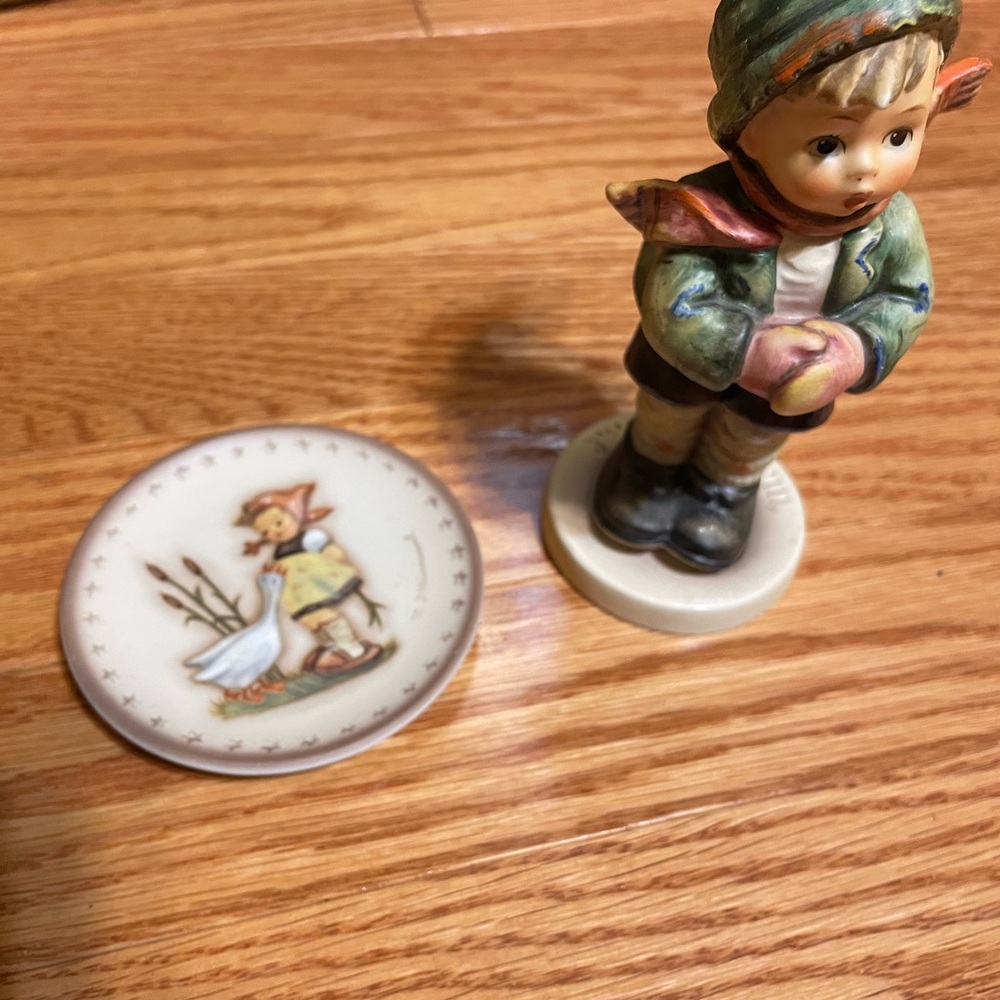 HUMMEL FIGURINE (1981)